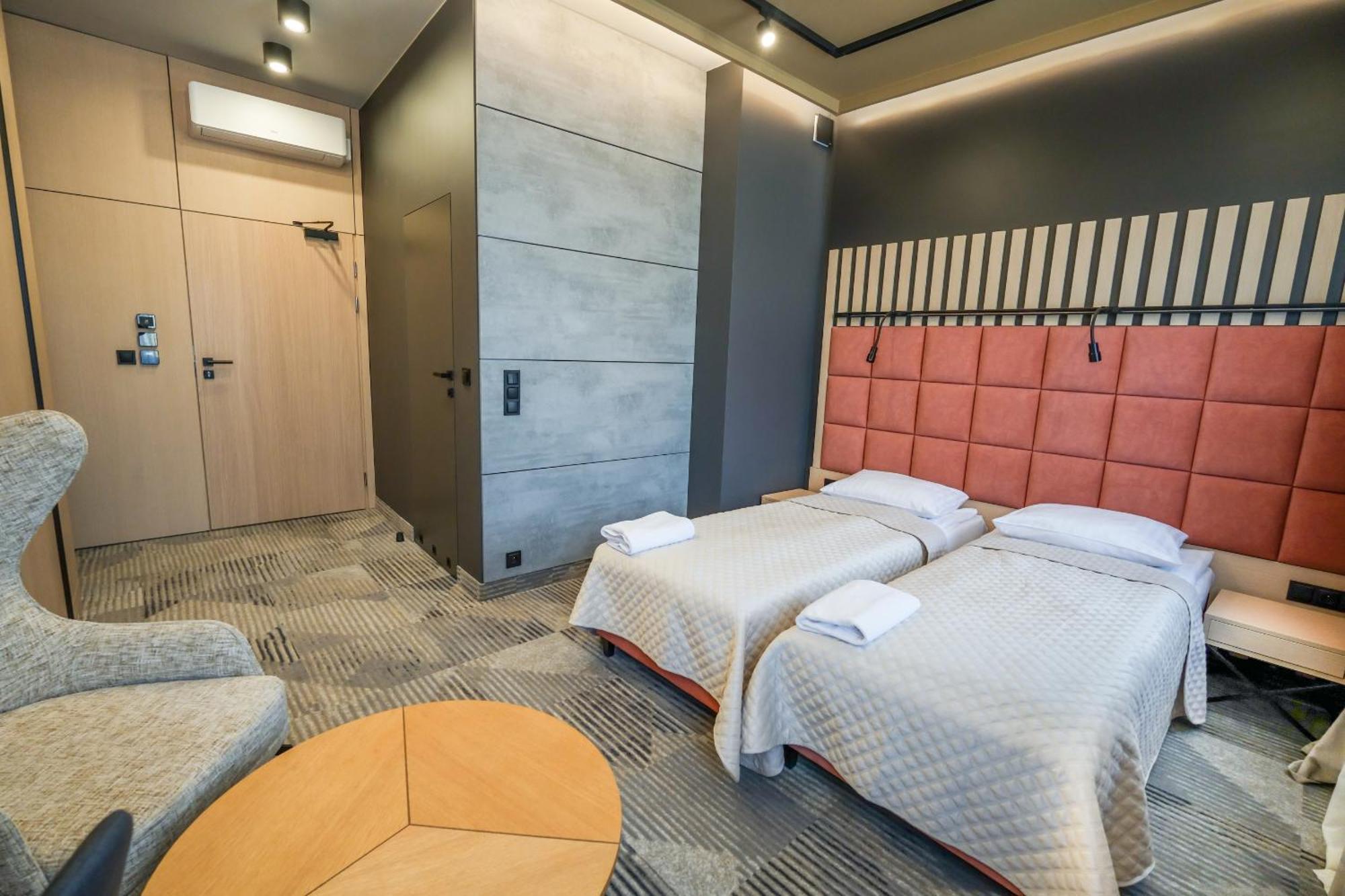 Hotel Jarota Яроцин Экстерьер фото