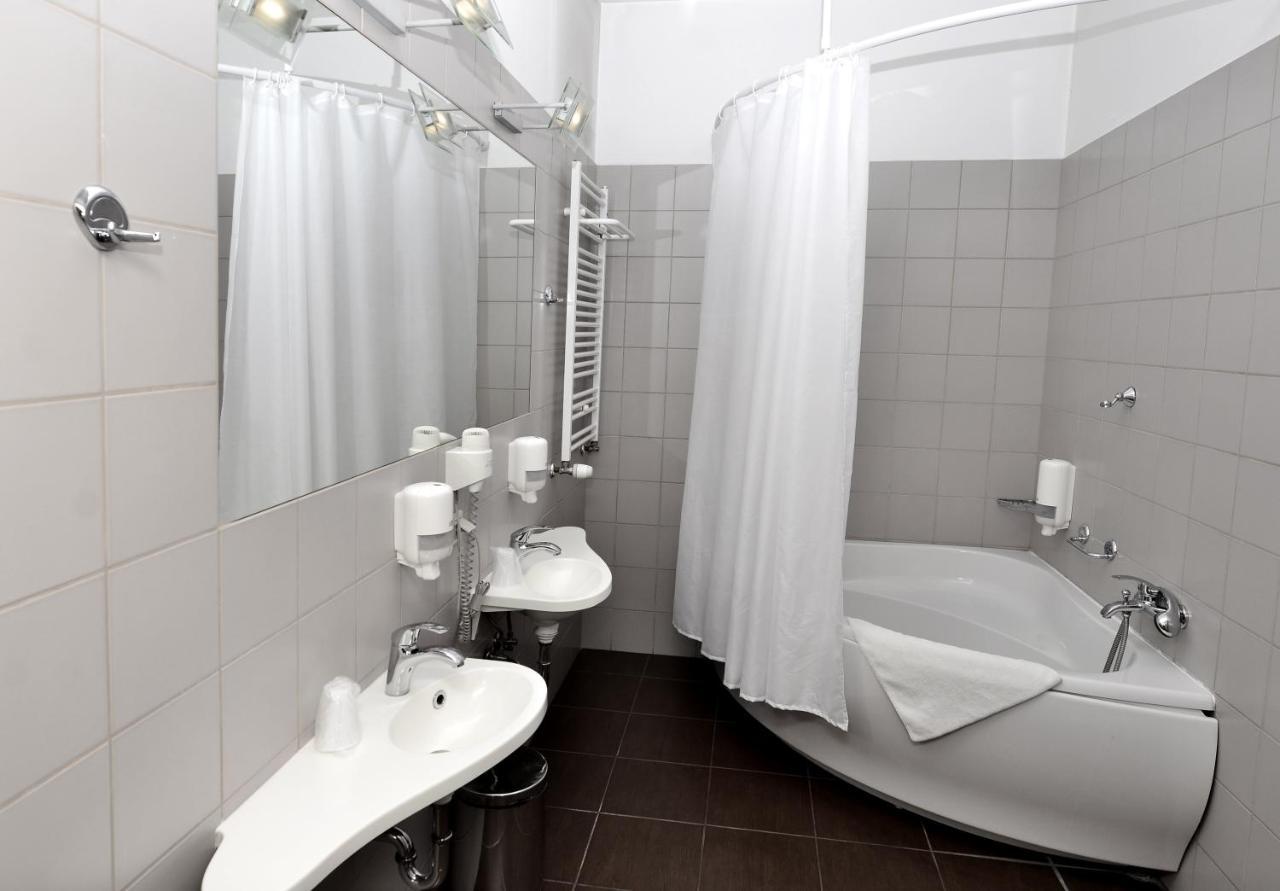 Hotel Jarota Яроцин Экстерьер фото